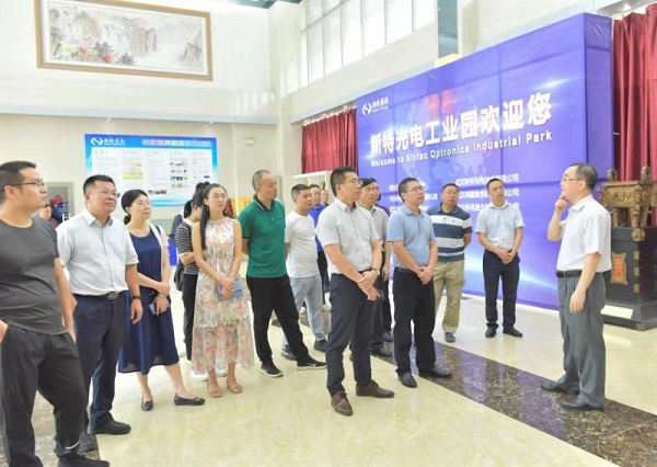 “恩施州金融人才能力提升第二期金融稳定与发展专题研修班”学员参观J9九游会光电工业园