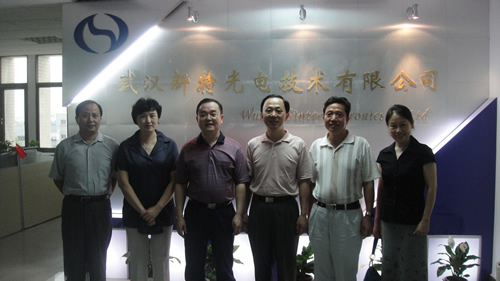 湖北省侨联谢余卡主席率领副主席何光源、刘文华、王爱民和副巡视员罗连运来J9九游会光电调研